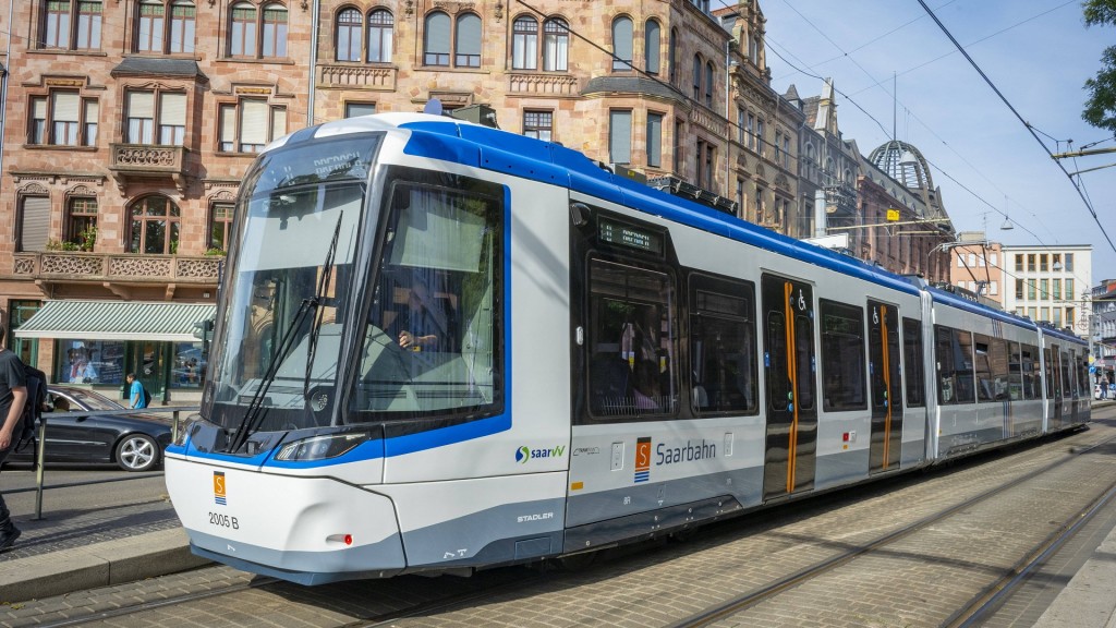 Foto: Die neuen Züge der Saarbahn, hier an der Johanneskirche am Montag (28.9.2026).