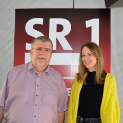 Schlafforscher Jürgen Guldner und SR 1 Moderatorin Julia Lehmann