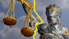 Nahaufnahme einer Justitia vor blauem Himmel