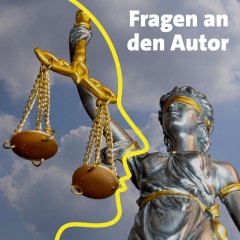 Nahaufnahme einer Justitia vor blauem Himmel