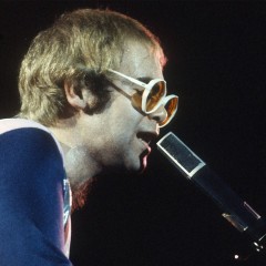 Elton John mit Sonnenbrille