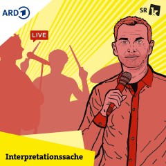 Roland Kunz, Host von Interpretationssache, mit Mikrofon und Band