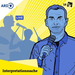 Roland Kunz, Host von Interpretationssache, mit Mikrofon und Band