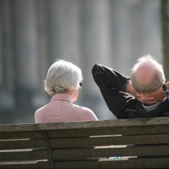 Rentner auf der Parkbank